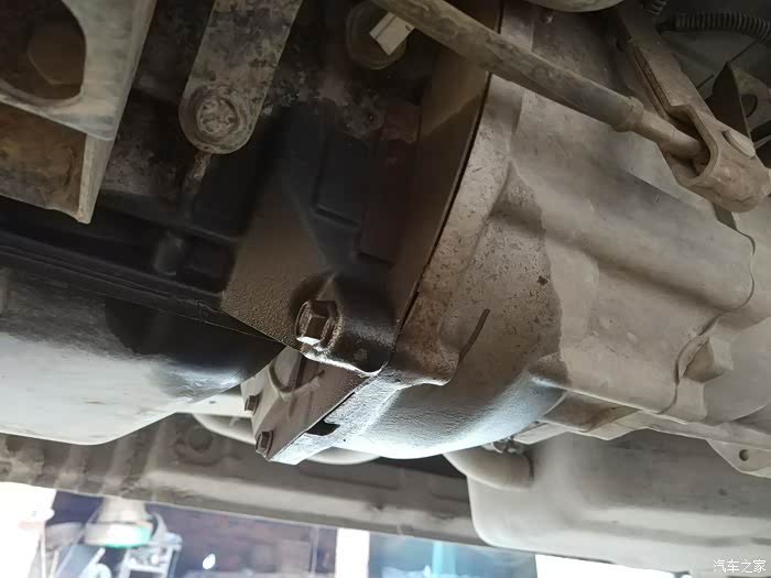 五菱荣光油底壳漏油