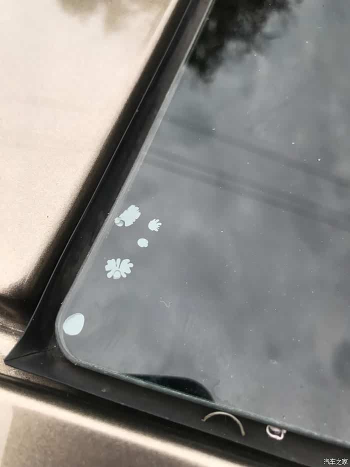 我的14款君越前挡风玻璃夹层里面出现气泡