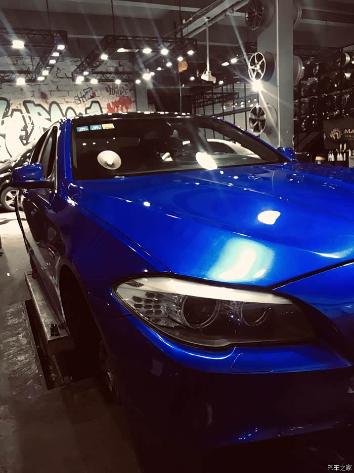 福州老宝马升级m5包围 改色贴膜超亮金属宝石蓝