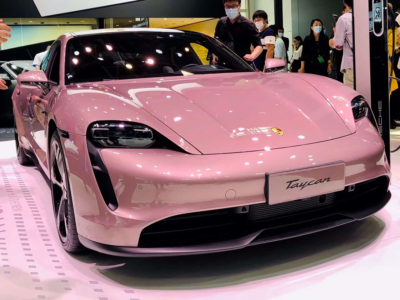 保时捷taycan 这冰莓粉真的撩动了我的少女心