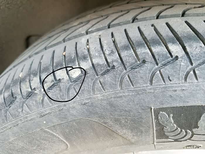 今天去外面扎了钉,补胎的时候师傅说我的轮胎该换了.