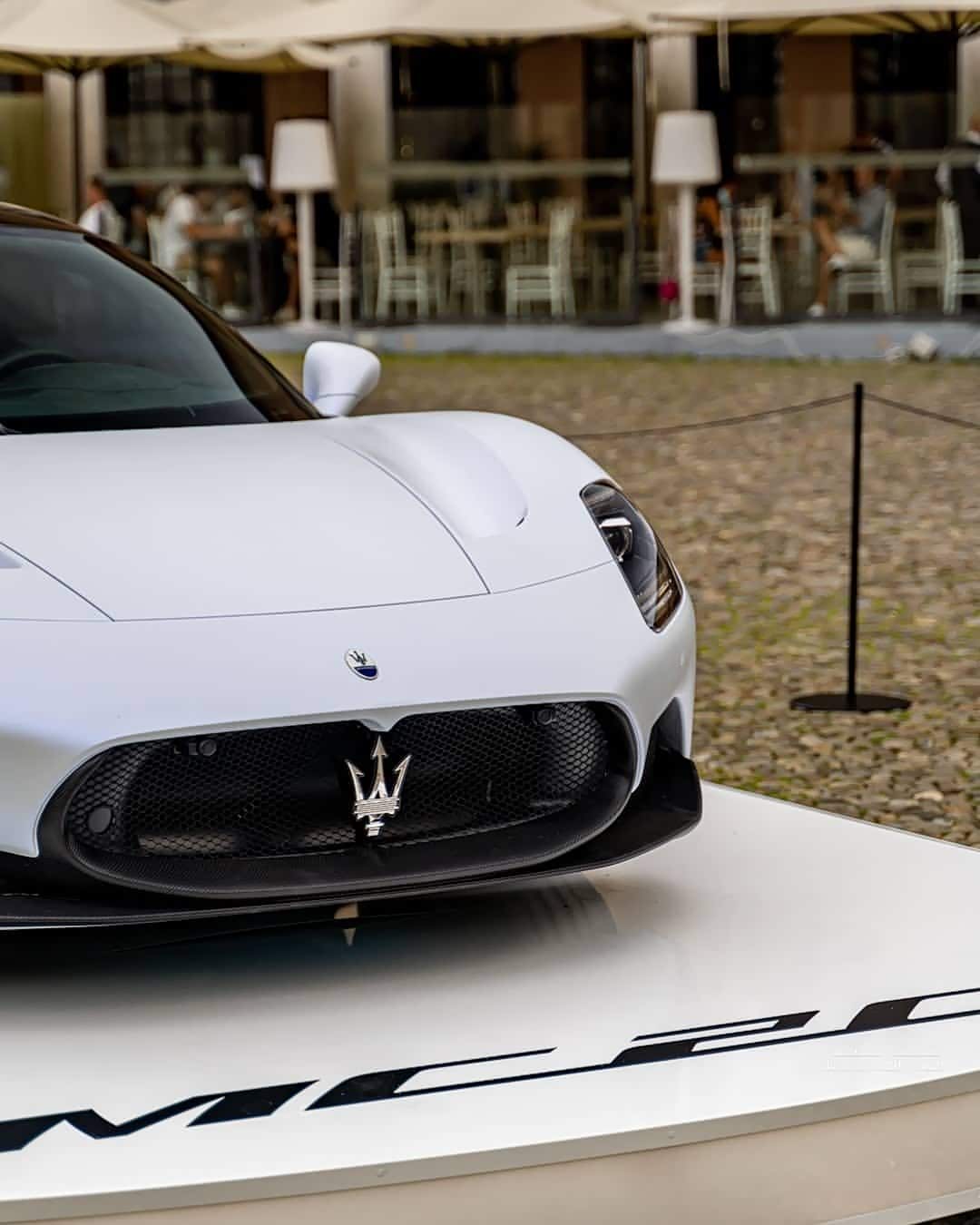 玛莎拉蒂mc20白色还是很漂亮