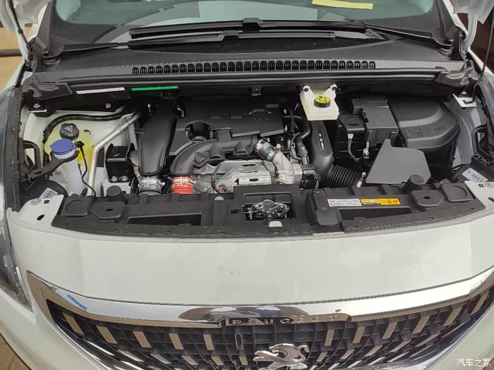 发动机舱崭新的