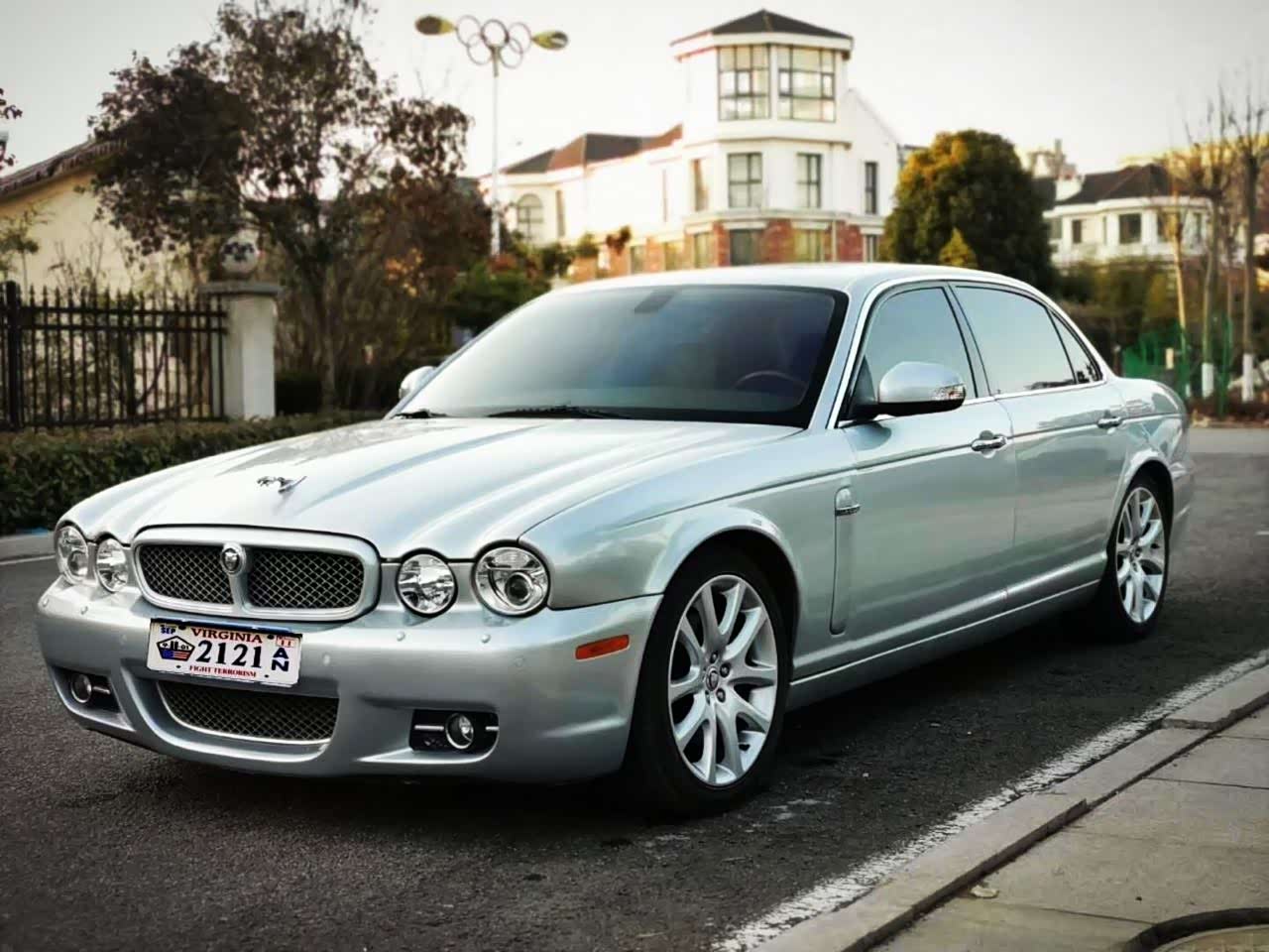 看看当年捷豹经典的xj6皇家加长版,再想想如今的捷豹