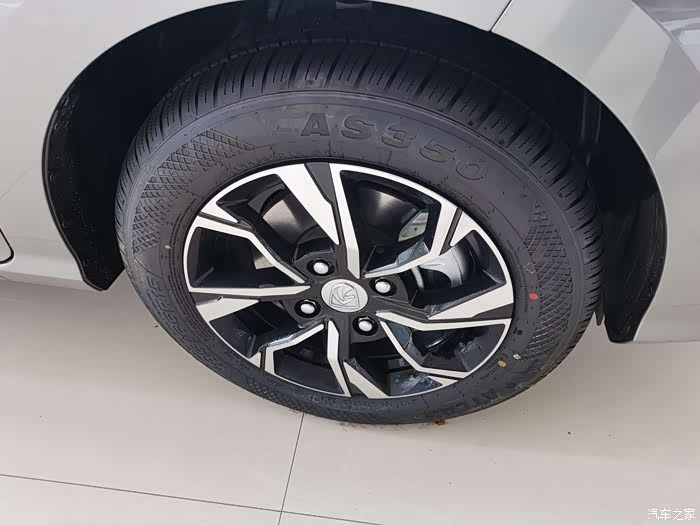 185/65/15轮胎规格,前后刹车都盘式刹车.