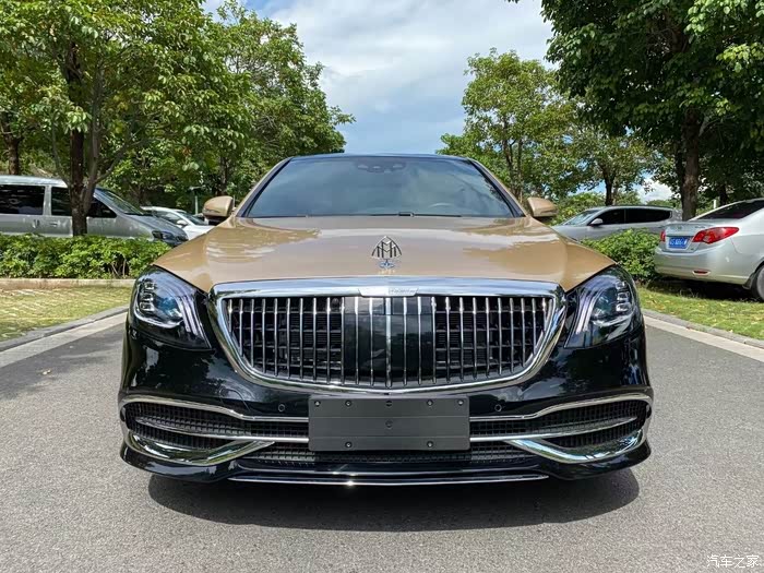 迈巴赫s560双色车身,犀利的大灯,看起来很有国际范的感觉
