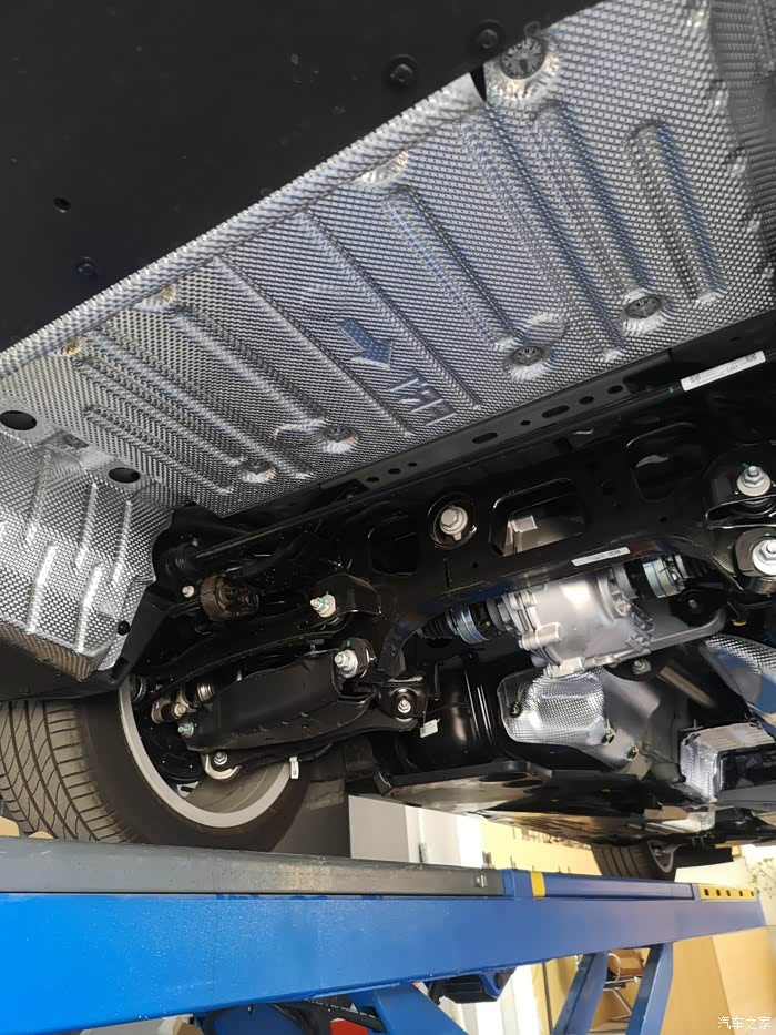 做工真好,原车底盘防护很到位