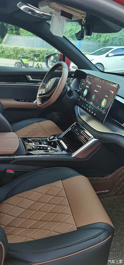 唐ev的外观内饰各种论坛都有评论,我不赘述,我的感受是外观比我