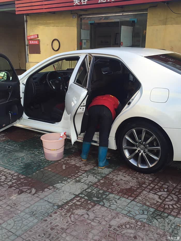 阿姨洗车真够细致