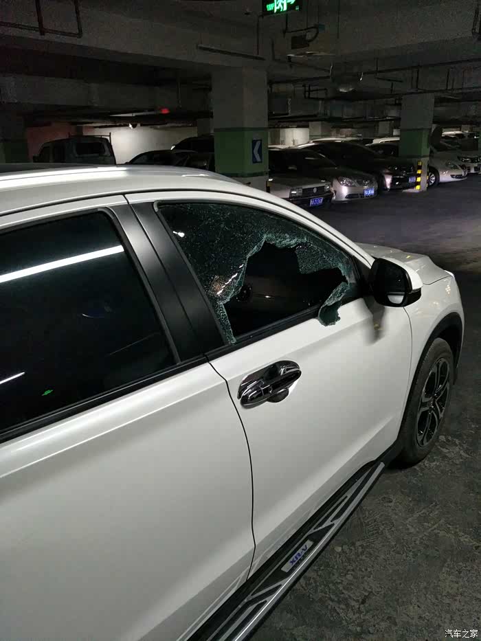 昨天开车出去吃了个火锅出来就发现车玻璃被砸了,车面东西也被偷走了