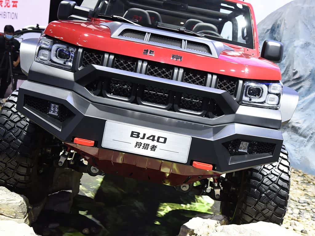 北京汽车展台上,我们看到了一款重改的bj40——狩猎者!