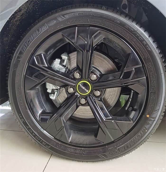 轮毂的设计也挺机械感的.