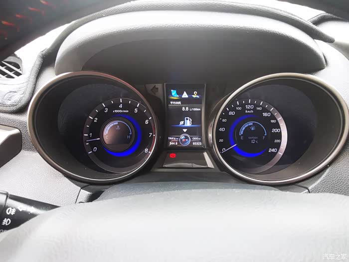 仪表盘显示行驶了九万多公里,车况良好