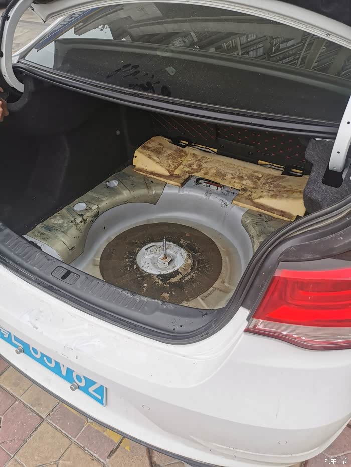 17款迈锐宝后备箱渗水积水