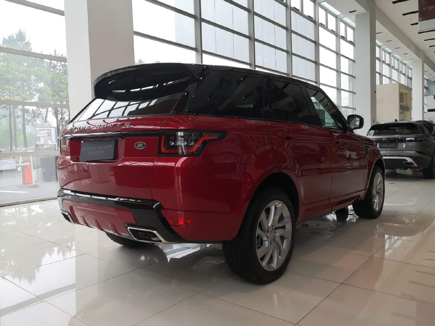 红色路虎揽胜运动更具有动感