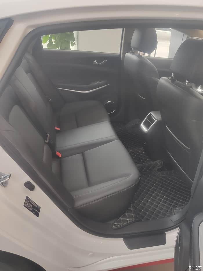 作为一款b级车,后排空间非常宽敞.