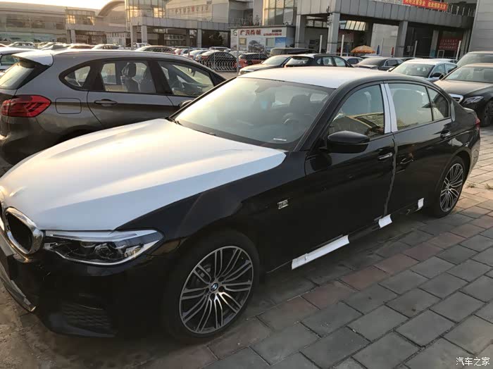 530尊享m,宝石青干邑色,估计很少有人定这个颜色,但比炭黑红内能便宜