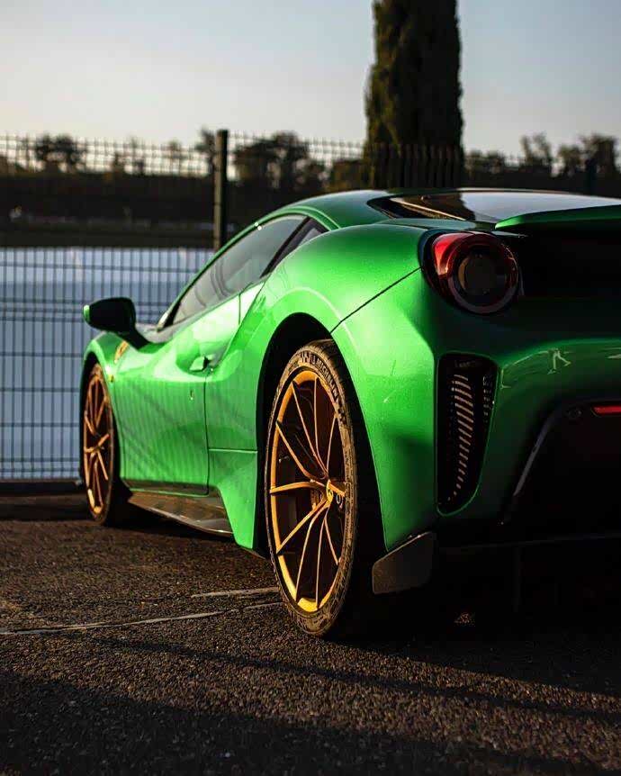 绿色的法拉利488pista