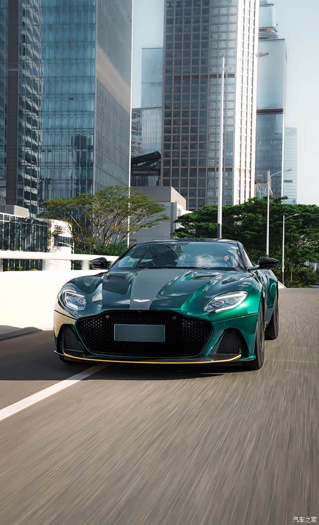 出一台阿斯顿马丁dbs2019款v12配置丰富