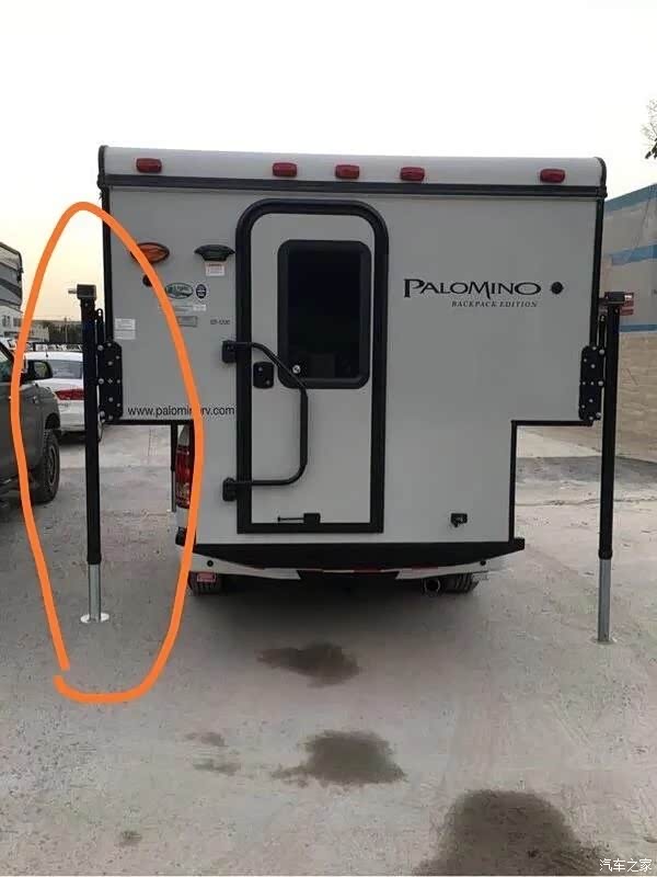 提出一款背驮式住宿房车方案.