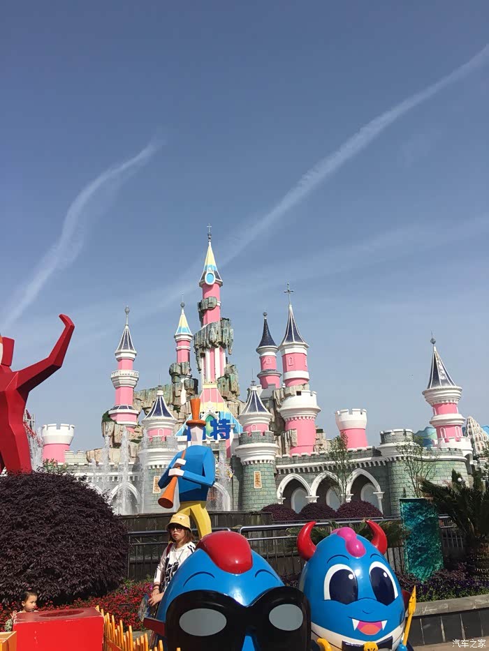 到了.这下午方特,看到天空飞机?划出痕迹,挺美.