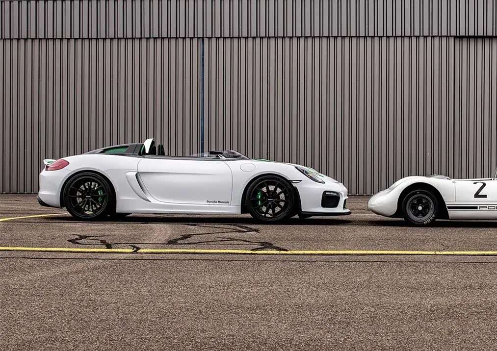 保时捷招牌式的"青蛙脸",椭圆形的大灯看上去略显呆萌.