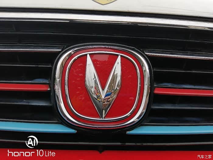 个v标,再配上显眼并鲜艳红色,更增添了一分美丽