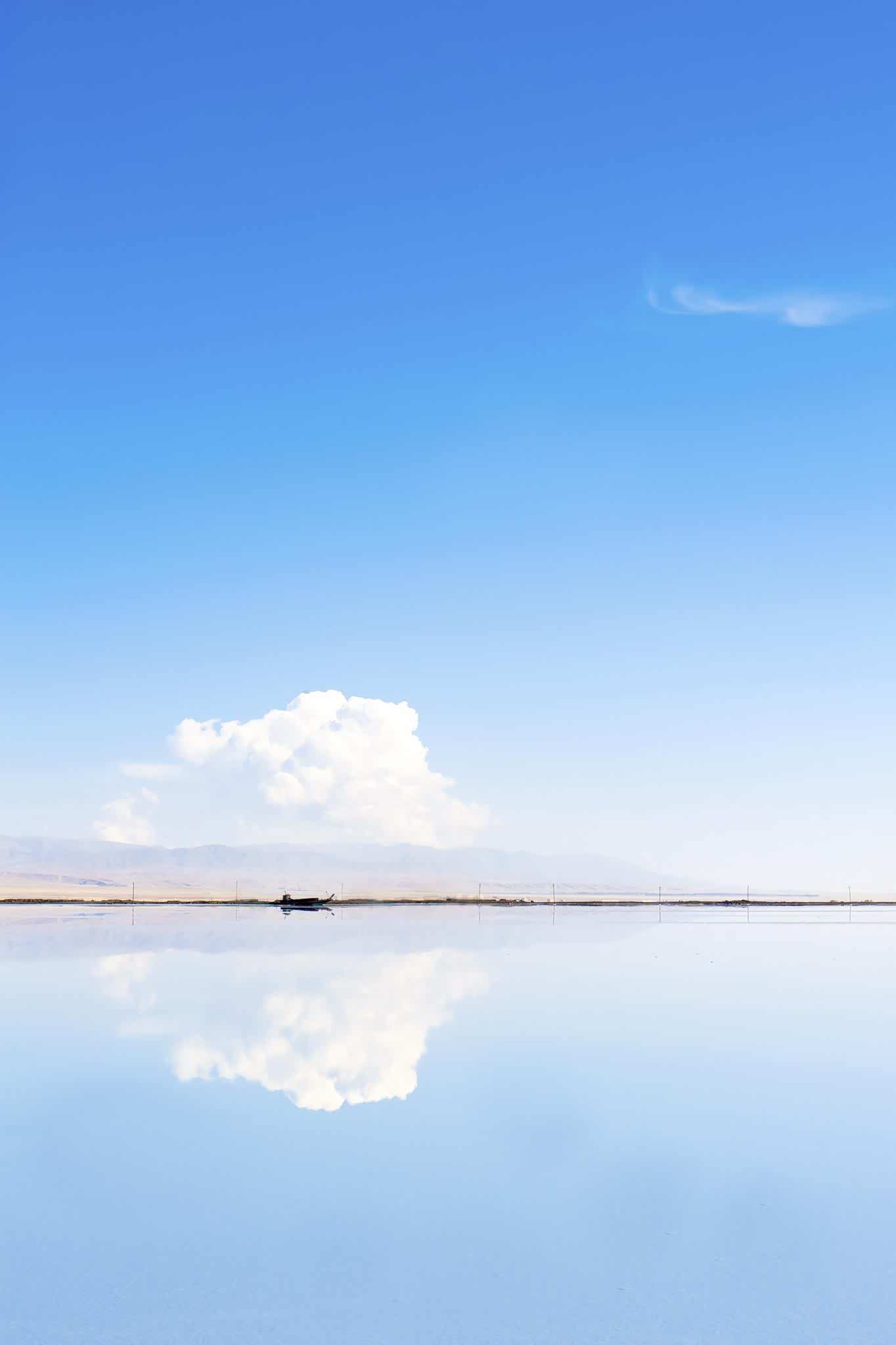 美丽的茶卡盐湖,湖面就和镜子一样!