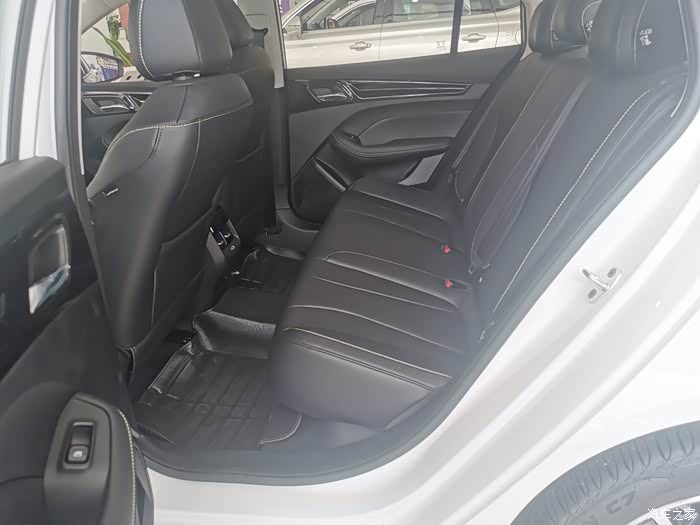 后排有点凸起,但是坐三个人没有问题