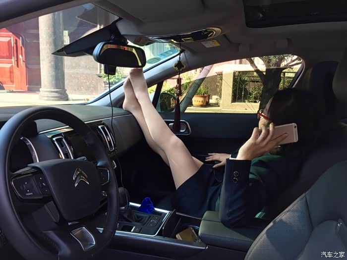 6界表妹当车模制服的诱惑肉丝袜感受冬日里的那抹暖