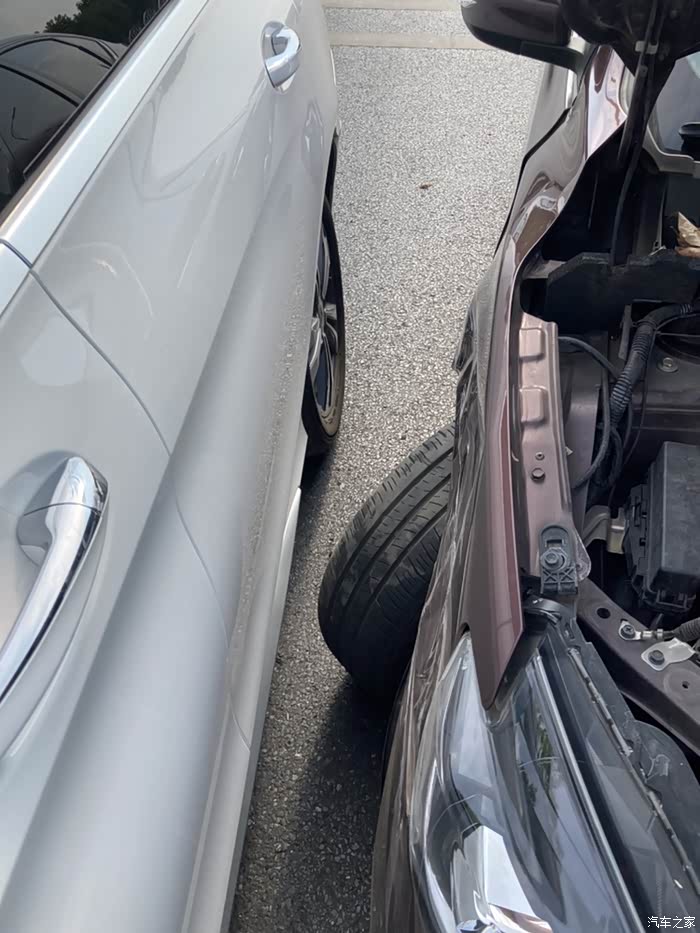 新买的奔驰c200l被撞,连撞两车你断脚我崴脚!