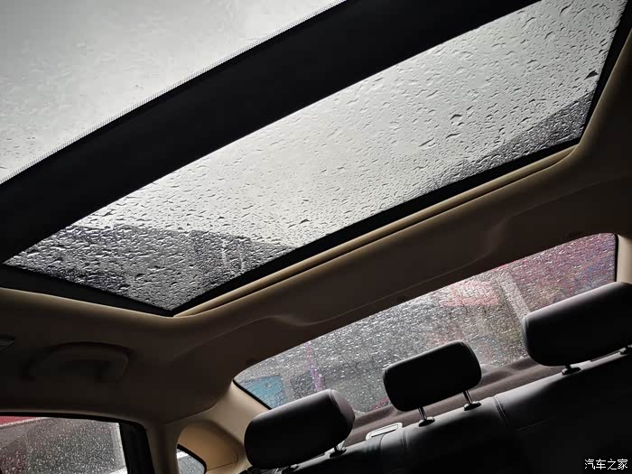 外面下起了雨,全景天窗就是好!