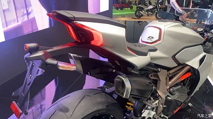 米兰国际车展钱江srk1000rc公升级仿赛亮相最大马力144匹