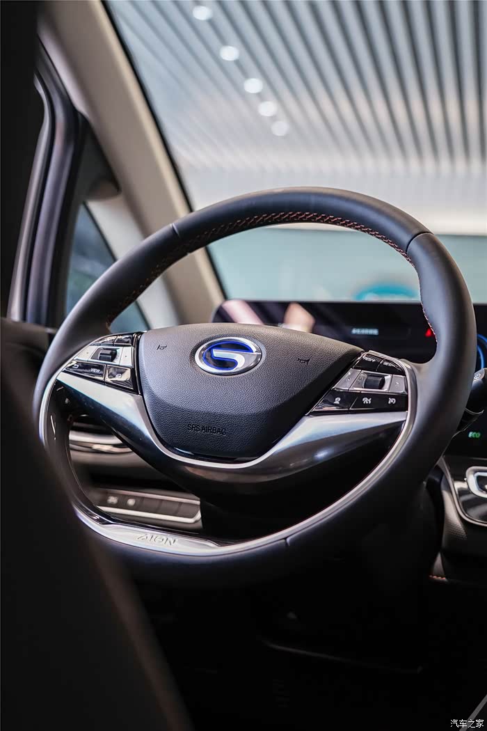 双幅式的方向盘,握感出色,左侧按键为多媒体控制区,右侧为辅助驾驶