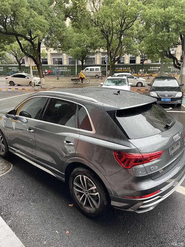 天云灰的奥迪q3进取动感版