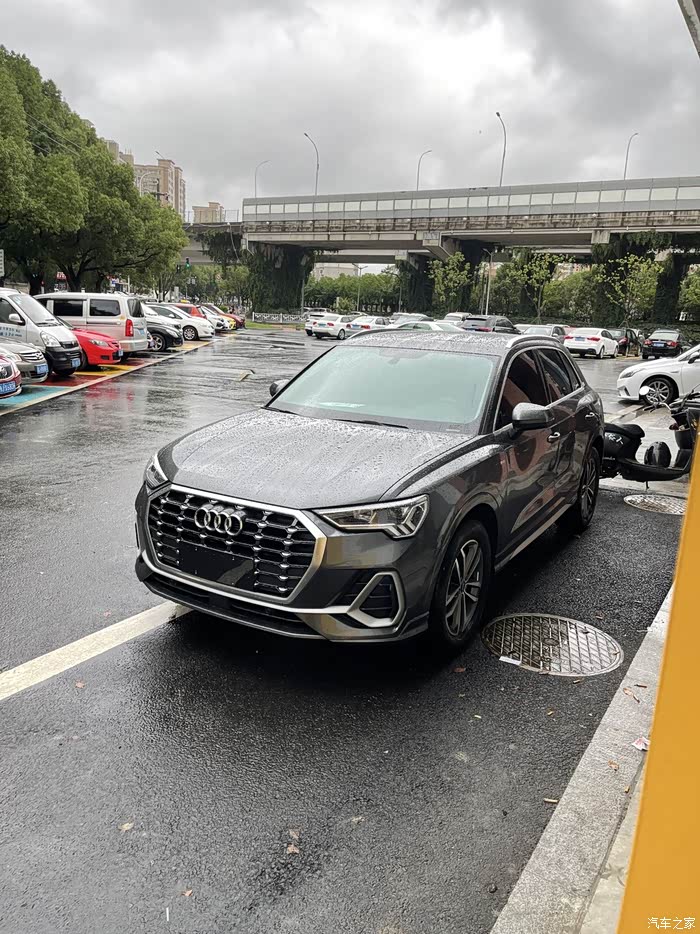天云灰的奥迪q3进取动感版