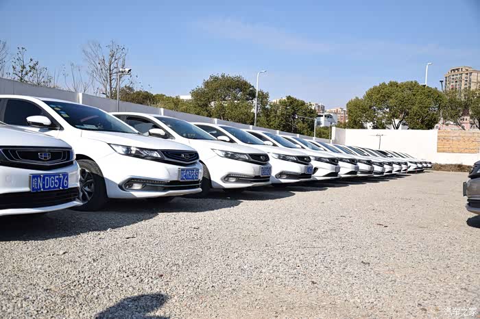 停车场场地是石子铺的,车特别的难停整齐了