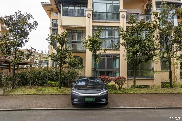 享受二人世界驾着大汉与旅游打卡鸾佩公园