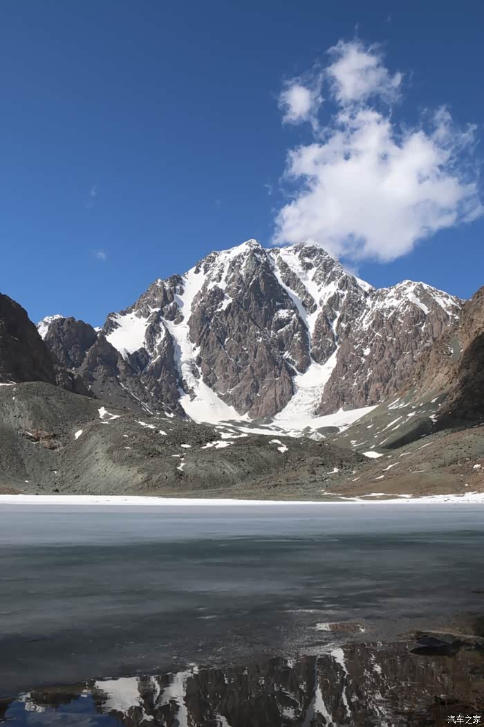 博格达峰冰湖之约原以为初识经年云开雾散方知已是旧同窗