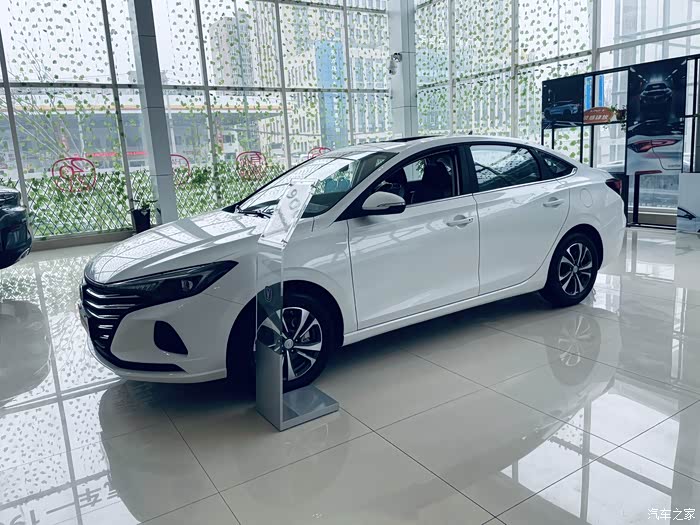 逸动plus白色车身真好看