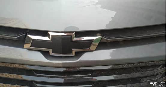 黑色的雪佛兰车标看起来酷帅.