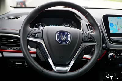 多功能方向盘采用电子阻力系统,让它操控这么大的车身更加轻便,灵巧