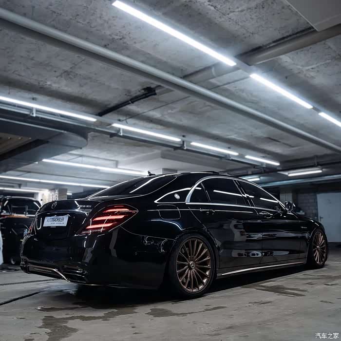 黑色奔驰mercedes-amg s65 ,金色轮毂,太喜欢