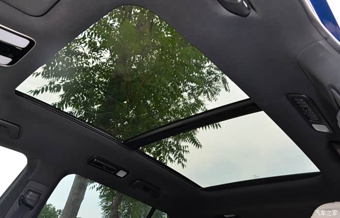 头顶的全景天窗超大,空间感更通透.