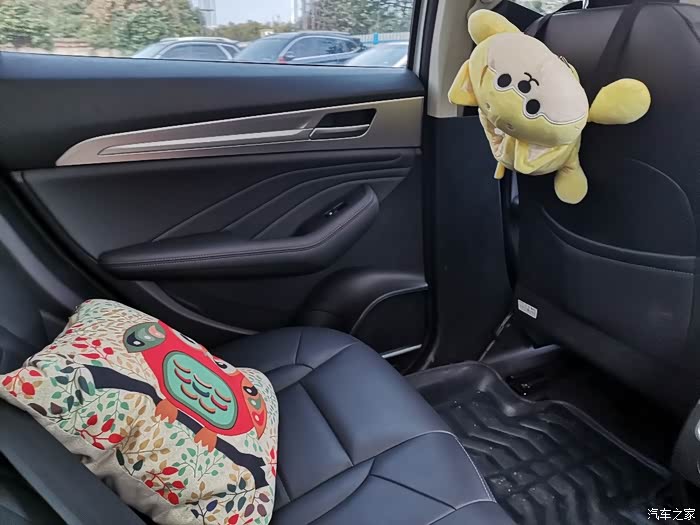 后排座椅腿部空间很大,可惜闺蜜都不愿做我的车模,看我拍照跑得比兔子