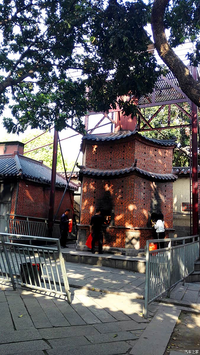 上面冒不出什么烟,还有冷却水管,说明这是一个参照锅炉的设计的烧香塔