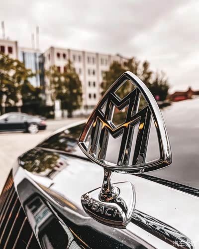 这般移动沙发的迈巴赫,那帅气的车标,让人羡慕.