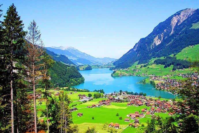 瑞士十大最美小镇之一的因特拉肯,古朴中带点现代气息.