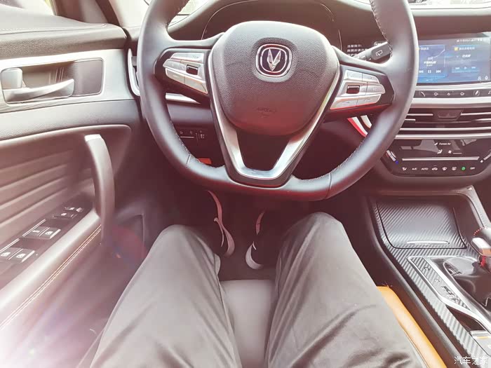 喜欢一个人静静的坐在车里,享受着私密的空间.