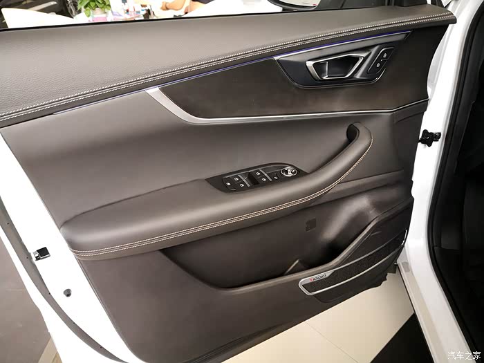 白色缝线增加了内饰的青春感.